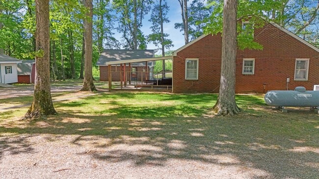 Building Photo - Brick 2-Bedroom Home Close to Farmville an...