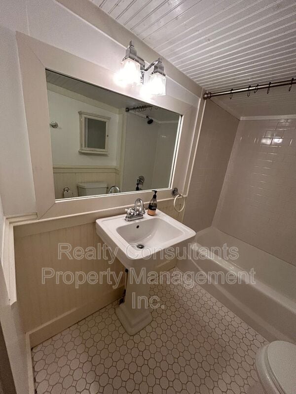 Building Photo - 2461 Lyndhurst Ave