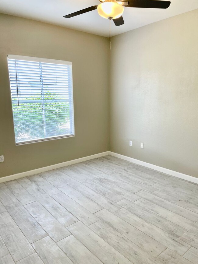 Building Photo - Stunning 3 Bedroom Condo In Scottsdale!