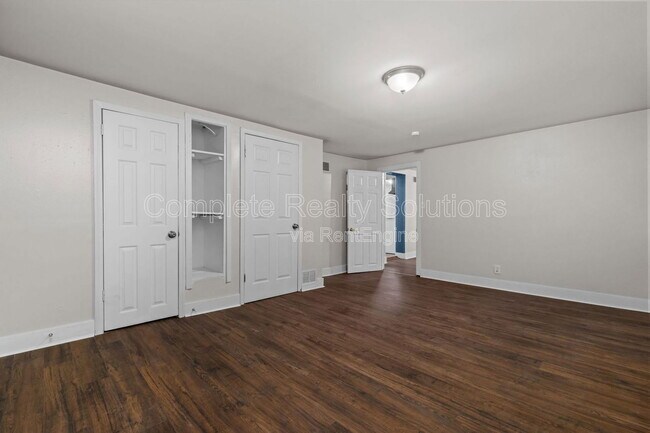 Building Photo - 465 S Dade Ave