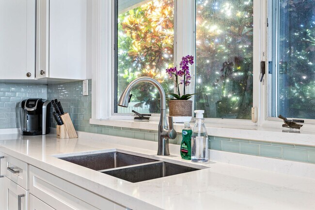 Building Photo - Hawaii Life Presents Modern Mokuleia Beachfront Luxury 4 bedroom 3 Bath