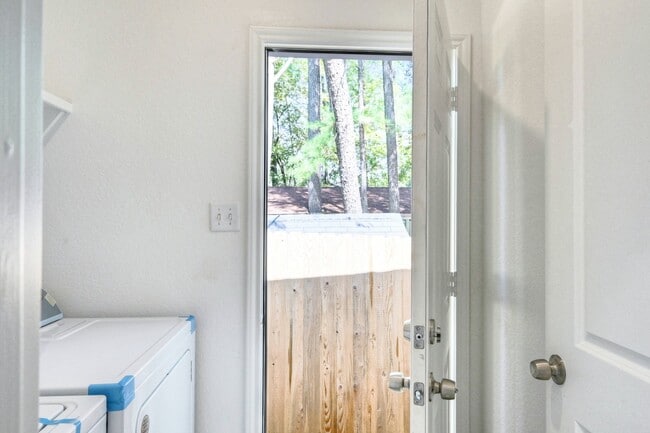 Building Photo - 9812 Arbor Oak