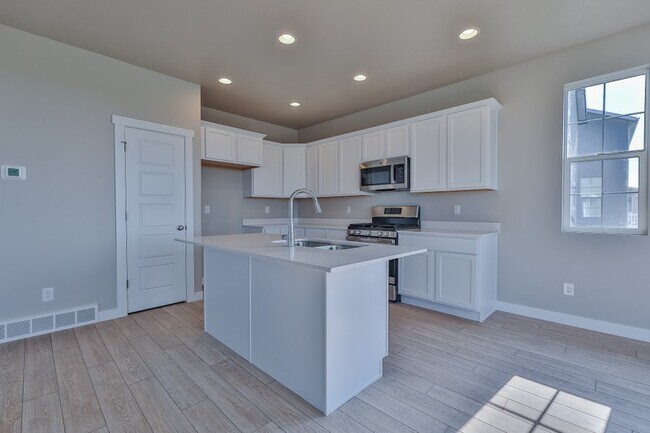 Building Photo - 1062 W Osprey Dr