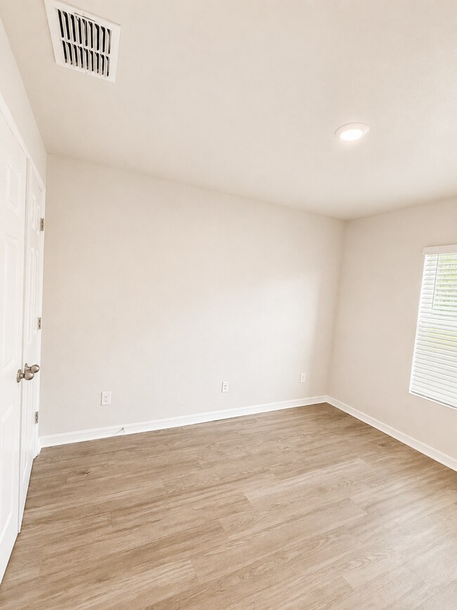 Building Photo - Move In Special!