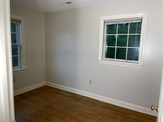 Building Photo - 611 Suite B