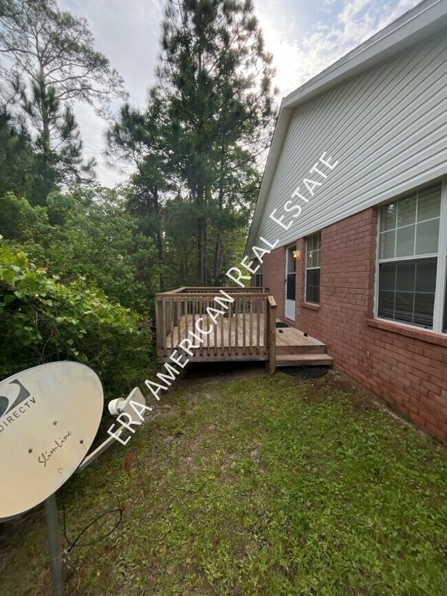 Building Photo - Close To Hurlburt Field!