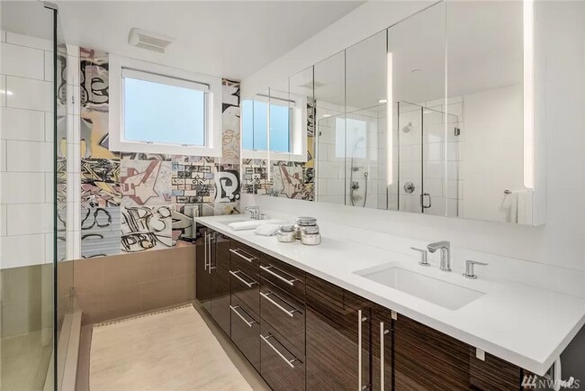 Building Photo - Stunning 2 Bed 3 Bath Home in Queen Anne