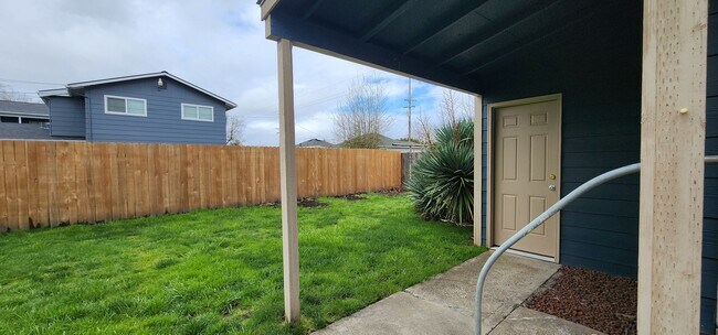 Building Photo - $500 MOVES YOU IN! 3 Bedroom Albany House ...