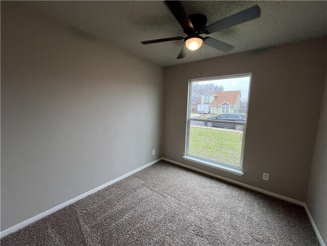 Building Photo - 2111 Caprice Dr