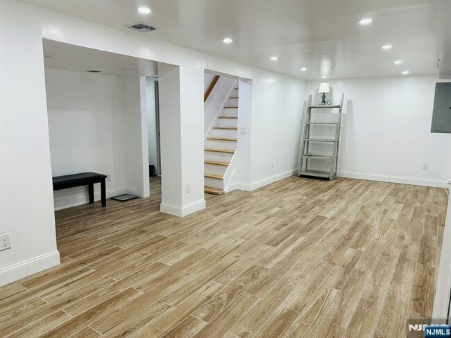 Building Photo - 11 Raymond Pl