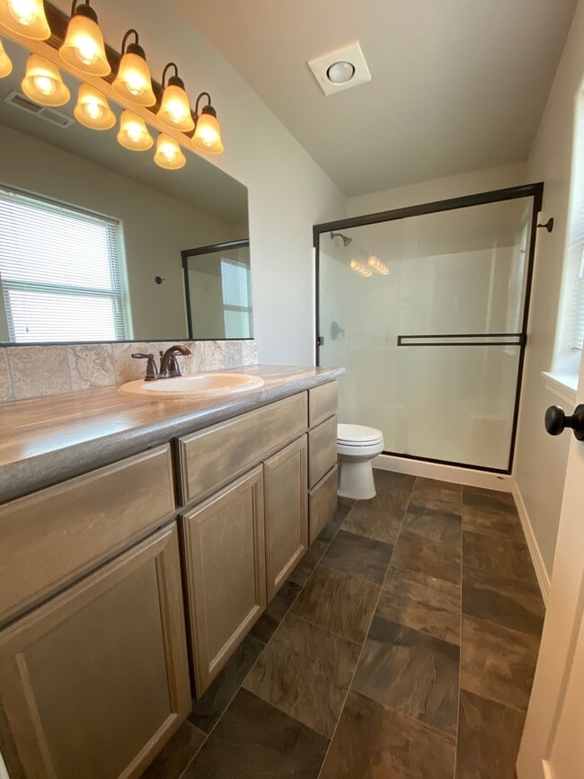 Building Photo - Four Bedroom Three Bath in Southridge!
