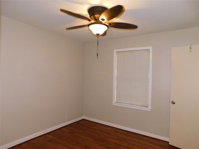 Building Photo - 9710 Pine Lake Dr