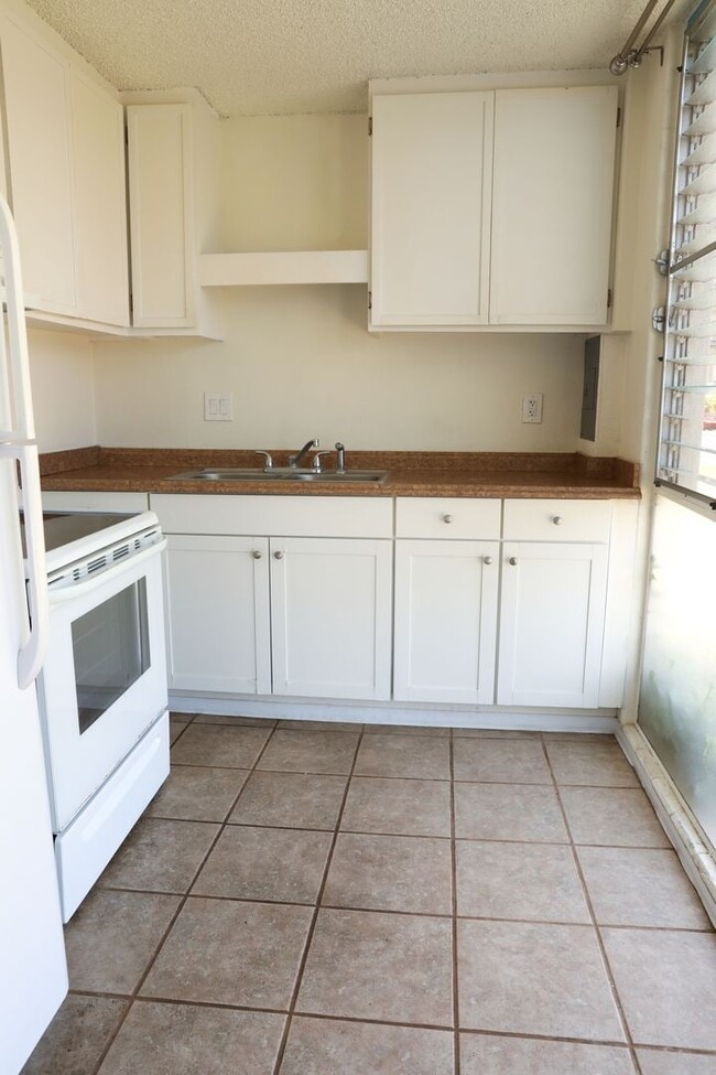 Building Photo - 2 BR/ 1 Bath Low- rise Apartment