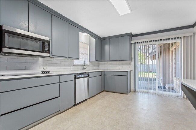 Building Photo - 9306 Forest Hills Blvd