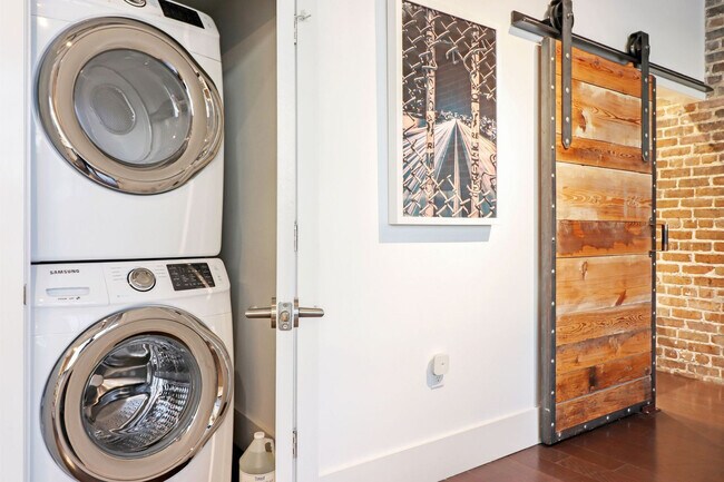 Building Photo - 822 Howard Ave