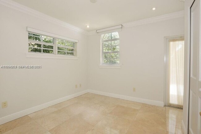 Building Photo - 592 Fernwood Rd