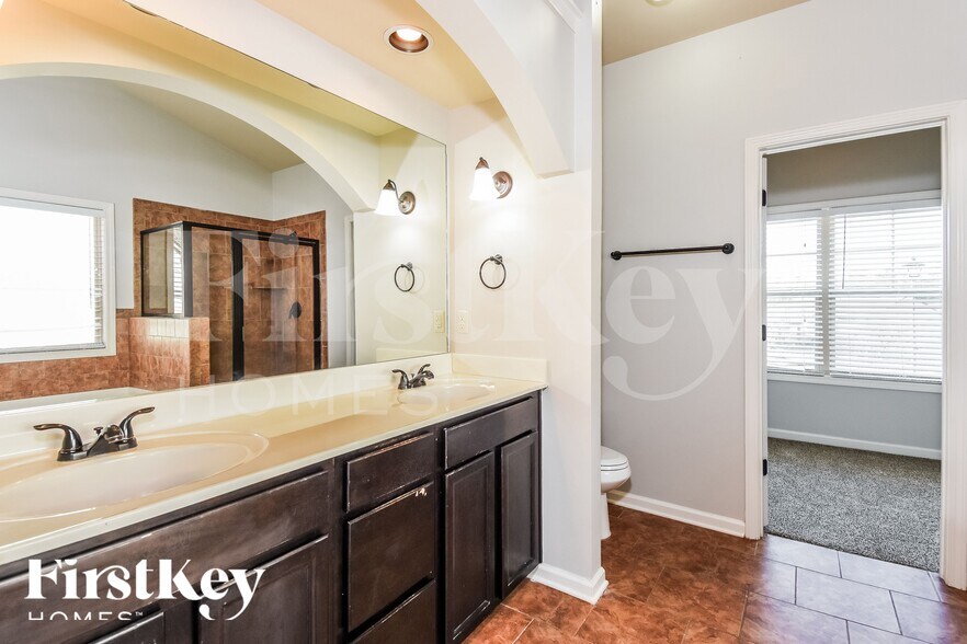 Building Photo - 4868 Maple Glen Dr