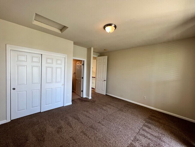 Building Photo - Beautiful 4 Bedroom Home in the Villas Gat...