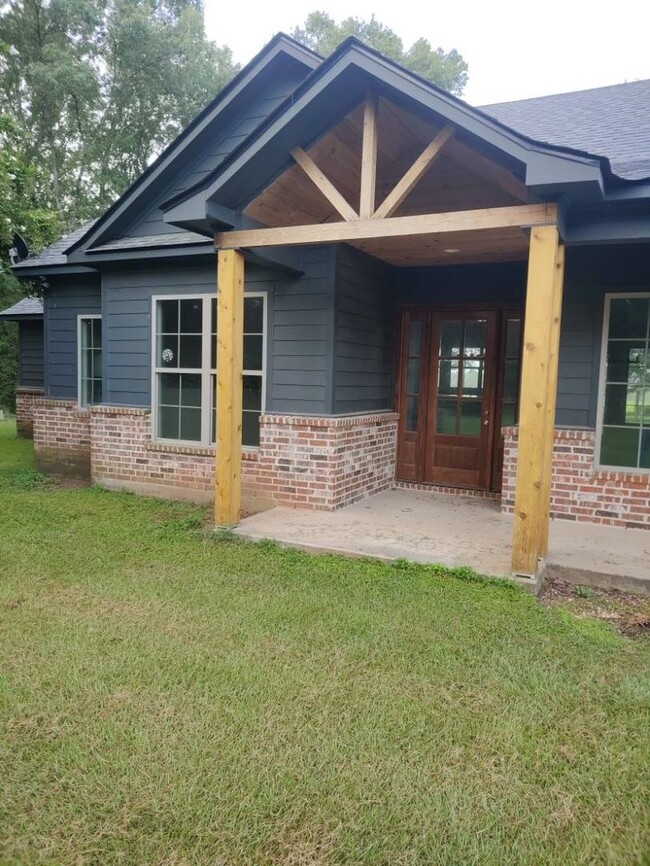 Building Photo - Charming 3 Bed 3 Bath Country Farm for Ren...