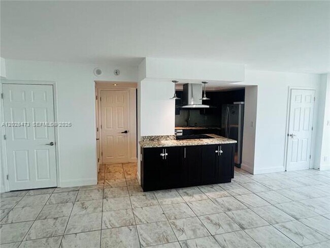 Building Photo - 2655 Collins Ave