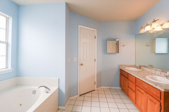 Building Photo - 3 Bed 2 Bath in Jenks - Available Now!