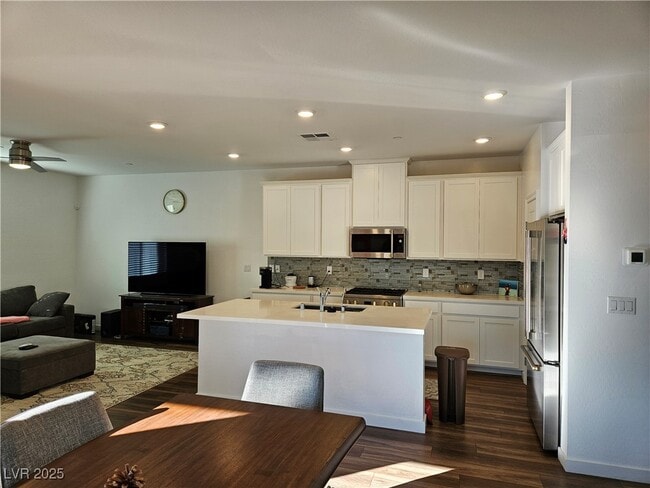 Building Photo - 600 N Carriage Hill Dr