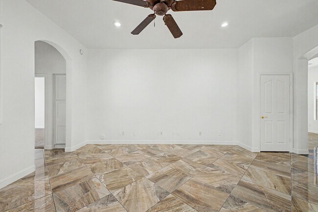 Building Photo - 1900 E Woodsman Pl