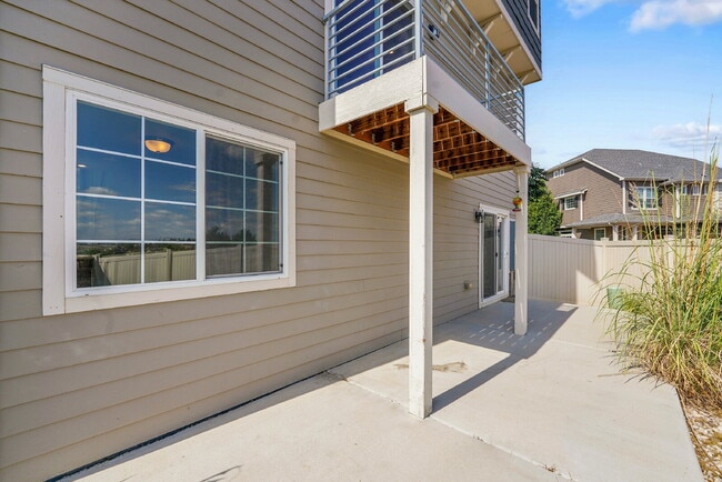 Building Photo - $2,795.00 - 3 Bedrooms, 2.5 Bathrooms, Sin...