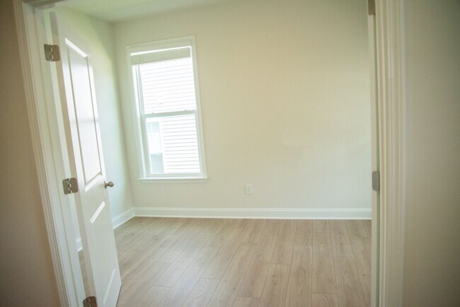Building Photo - 307 River Trce Lp