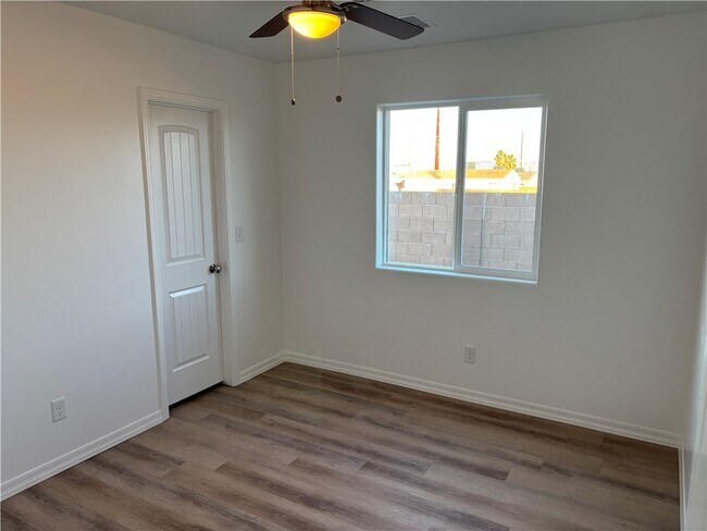 Building Photo - 915 E Berk Ave