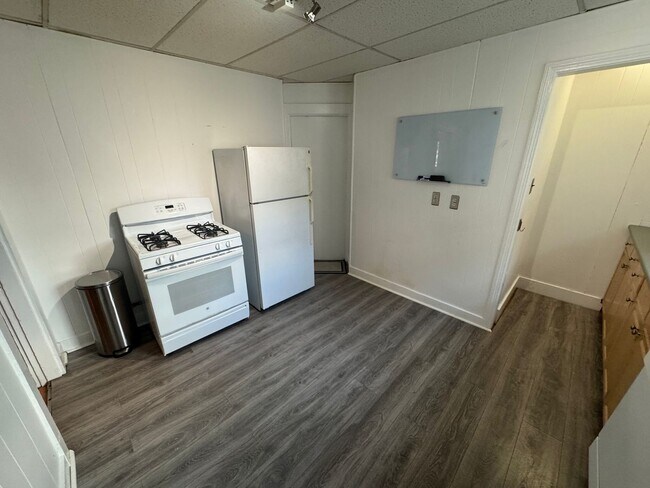 Building Photo - Beautiful, Pet Friendly 3 Bed in Somerville!