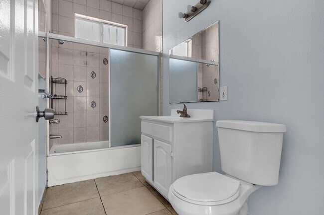 Building Photo - 640 E 54th St