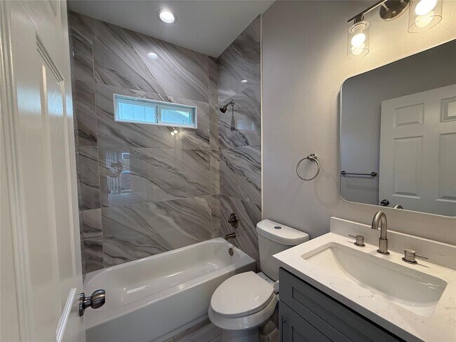 Building Photo - 817 5th