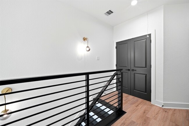 Building Photo - 2107 Esther Dr