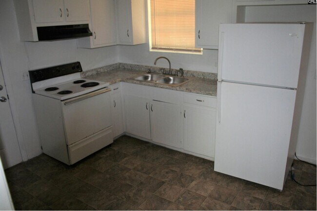 Building Photo - 3 Bedroom 1 Bath with Carport- Section 8 A...