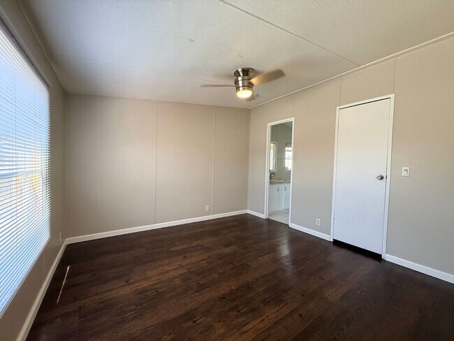 Building Photo - Super Cute 2/2 on almost half acre!