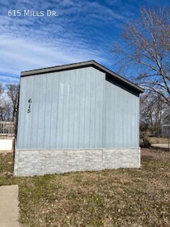 Building Photo - 615 N Mills Dr