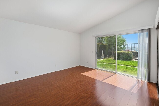Building Photo - Sparkling Clean 3 Bedroom, 2 Bath Home with a View!