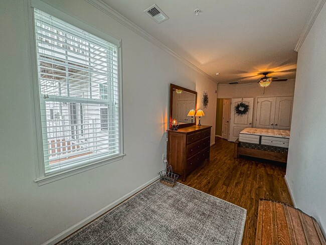 Building Photo - Stunning 3 Bed 2 Bath Condo With Den In Vi...