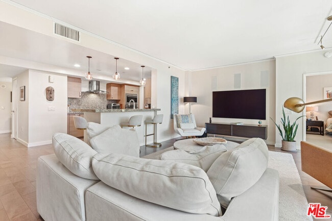 Building Photo - 13650 Marina Pointe Dr