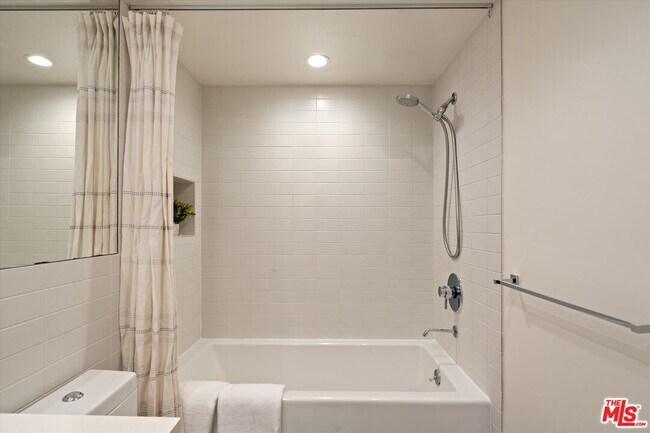 Building Photo - 850 Kings Rd