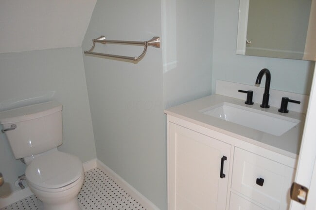 Building Photo - 582 Loveman Ave