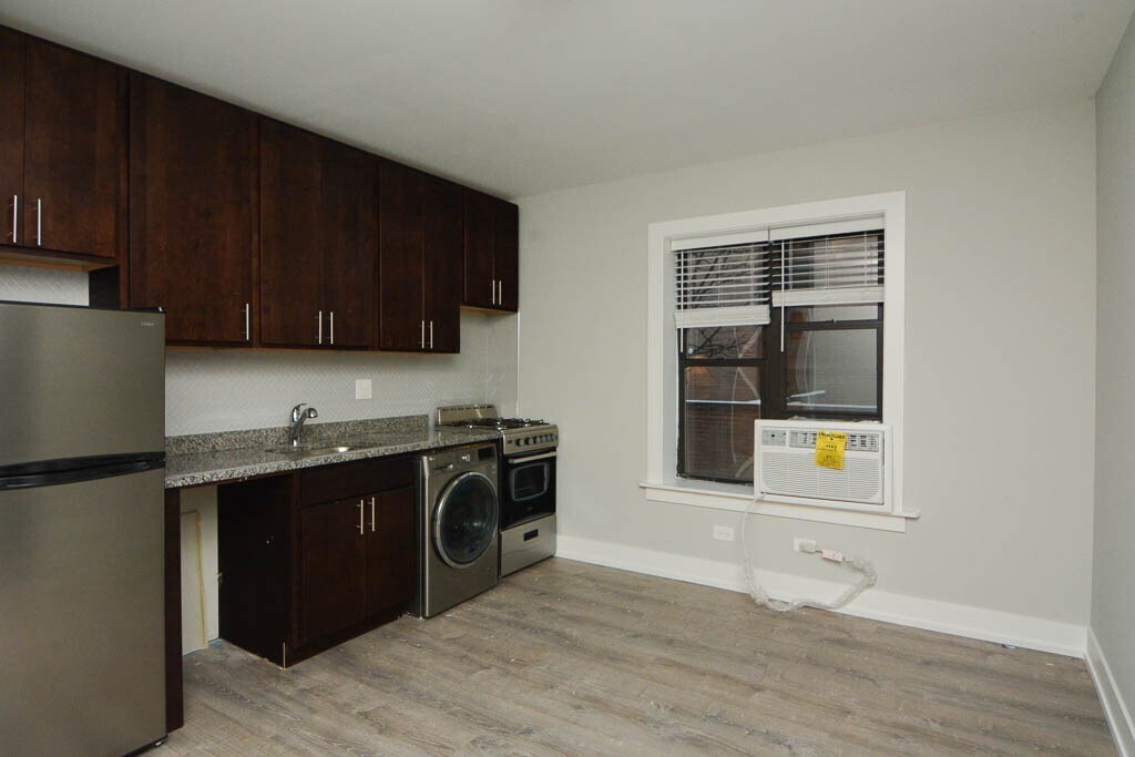 Building Photo - 533 W Belden Ave