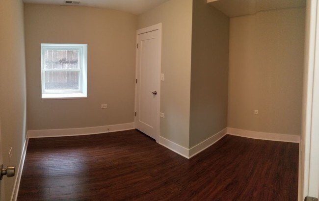 Building Photo - UIC East Campus/Pilsen/Duplex