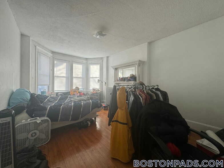 Building Photo - 1377A Commonwealth Ave