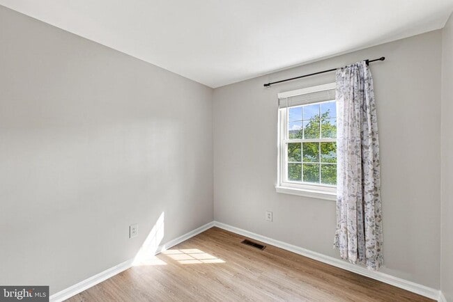 Building Photo - 8346 Stationhouse Ct