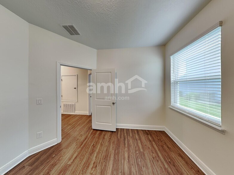 Building Photo - 1355 Celery Ave