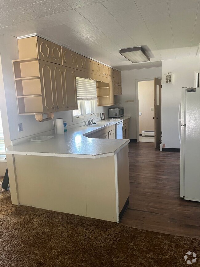 Building Photo - 4 BDR, 2.5 bath