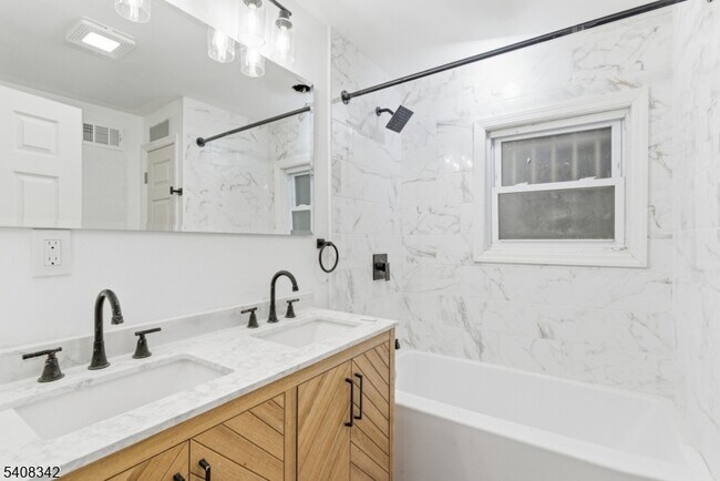 Building Photo - 528 S 13th St