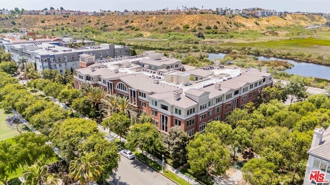 Building Photo - 6241 Crescent Park W